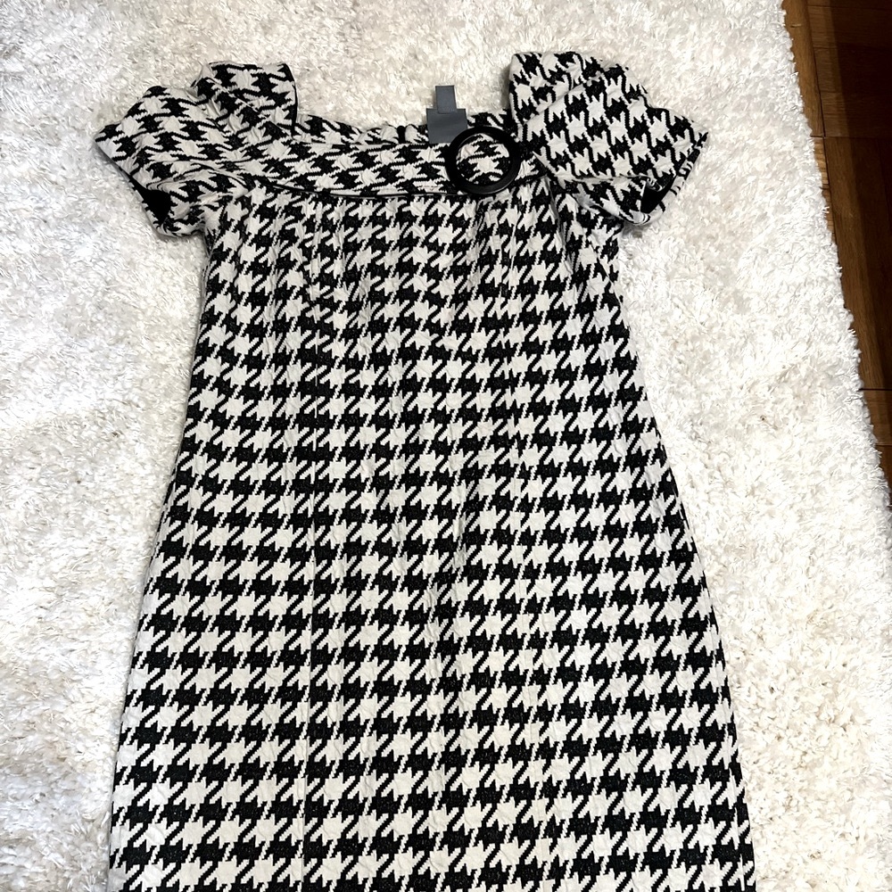 Size 6, looks like new, houndstooth